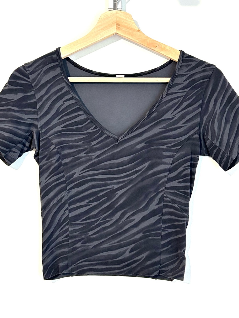 Lululemon Nulu Cropped Slim Yoga Short Sleeve T-Shirt in Zebra Print, Size 4
